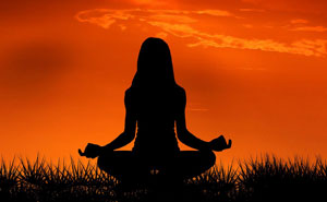 Eine Frau bei der Meditation